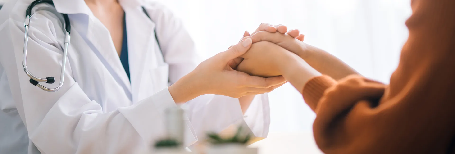 Stellenangebote RZ Bad Schallerbach: Ärztin hält Hand von Patientin